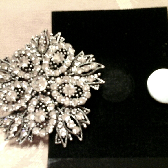 Ladies red scarf with magnetic sparkle pendent. - Picture 2 of 2